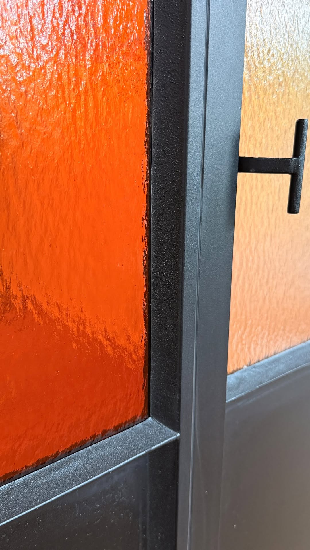 Soms begint iets moois met een idee in je hoofd… Een kunstwerk of een roomdivider? Tussen ons bureau en de gang hadden we een bepaald beeld 